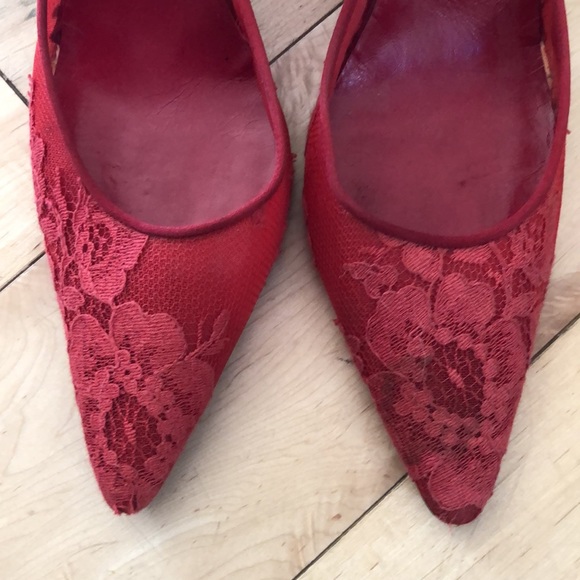 Classic red Manolo Blahnik heels. - Picture 3 of 7